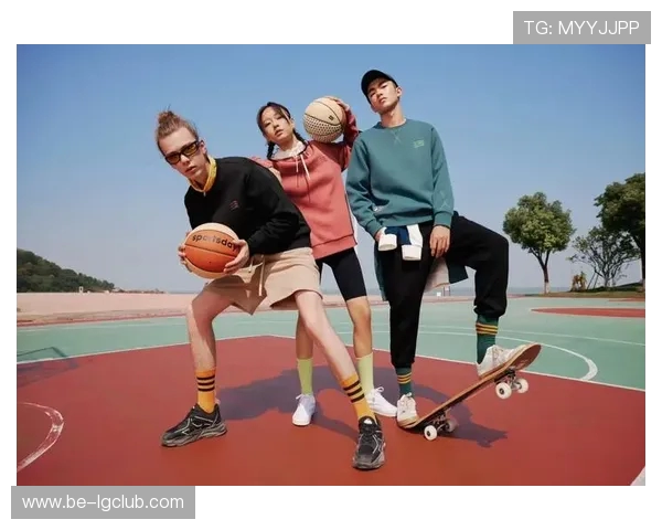 时尚与运动的完美融合 足球情侣运动服饰展现甜蜜默契与运动活力